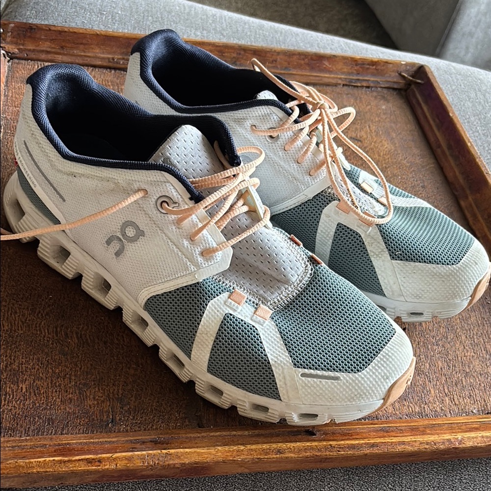 On cloud running shoes W 10.5
